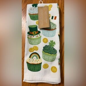 ✨NWT✨ Cupcakes & cashmere: Set of 2 Kitchen Towels